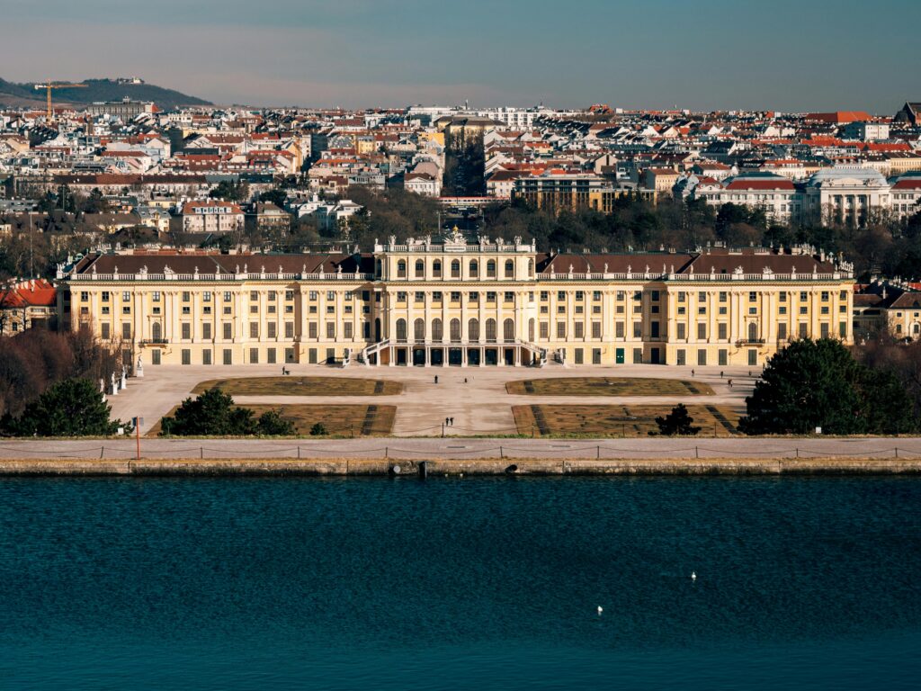 Vienne capitale de la lenteur élégante quand le temps devient une expérience de voyage